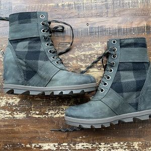 Sorel green and black plaid tweed wedge boots size 8